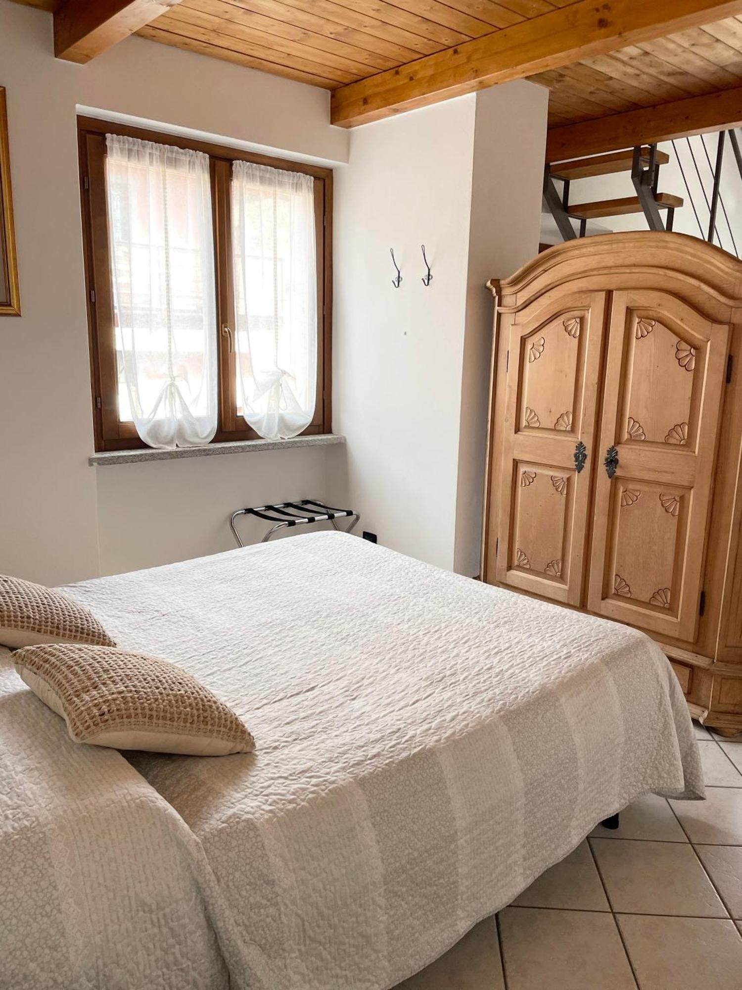 Bb10 Oasi Guest House Arona Luaran gambar